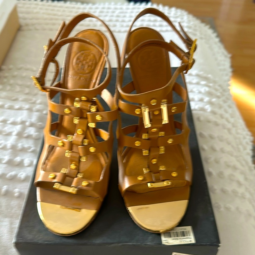 Tory Burch Gold and tan sandals heels. Size 8. Good condition
